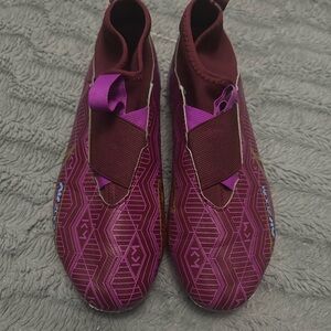 Purple Football Cleats with Slip-On Design and Textured Fabric. size 6Y
